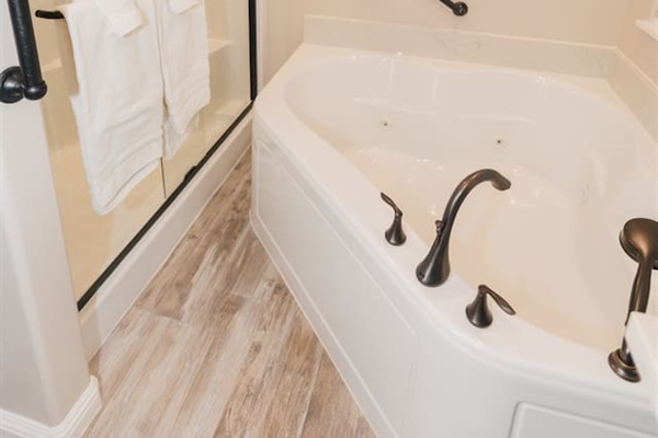 Primary Ensuite Bathroom with jetted tub