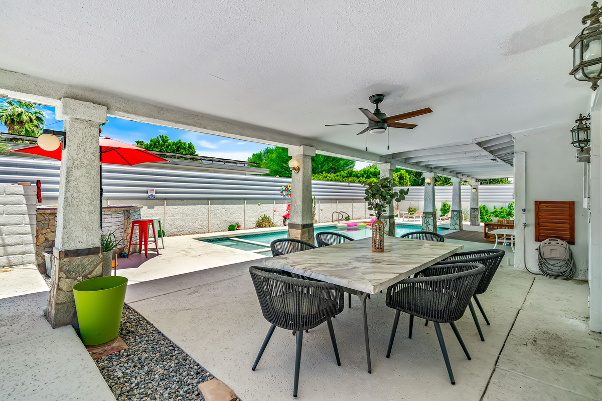 outdoor dining by the pool