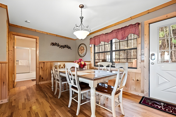 Whether you are serving a home-cooked dinner or a quick breakfast before heading out to explore, there is plenty of room for everyone to pull up a chair.