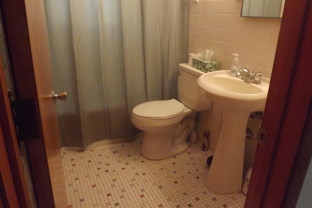 Full bathroom with tub/shower