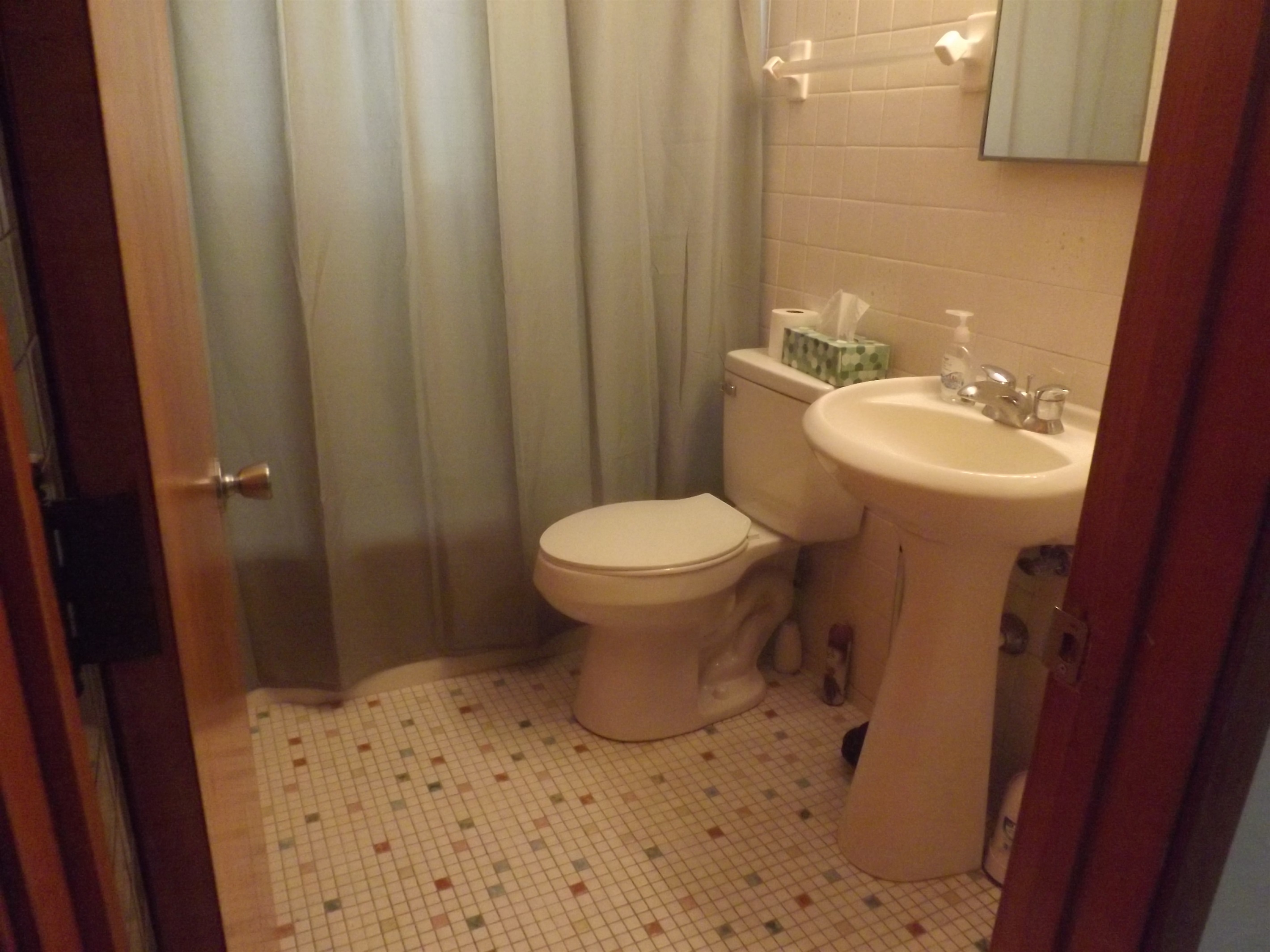 Full bathroom with tub/shower