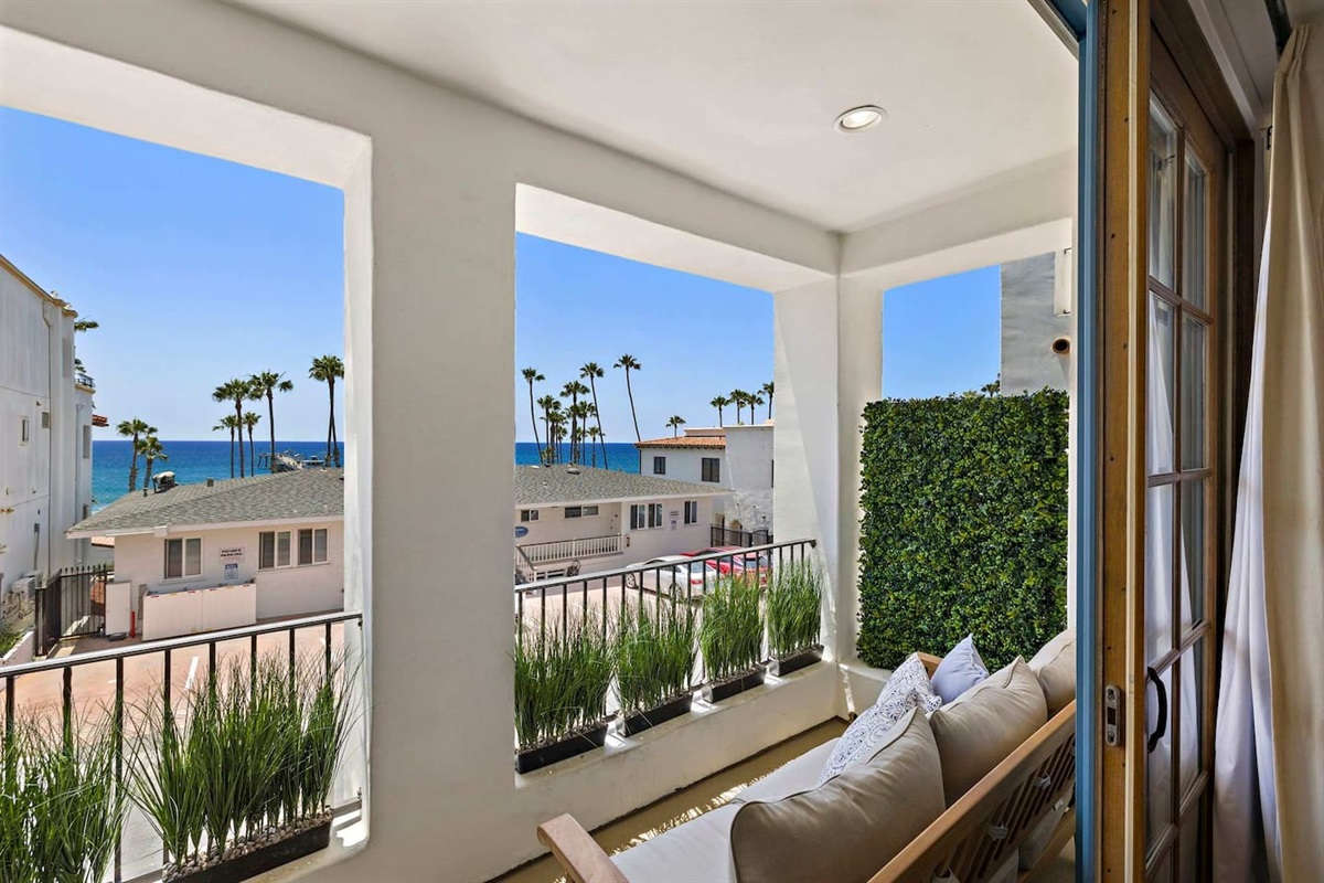 Complete with BBQ Grill and an outdoor seating area, your private balcony is the perfect place to enjoy meals with friends, happy hour or even some quiet time with a book.