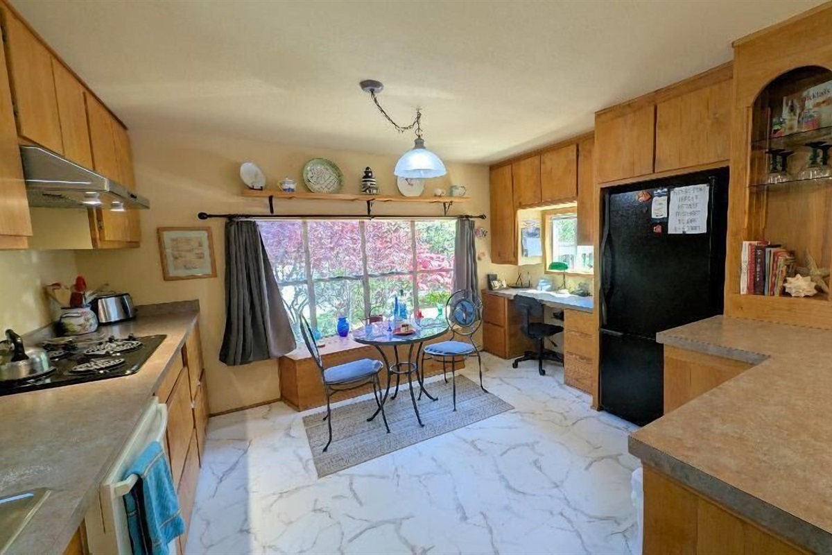 Kitchen with Bistro Table & Desk