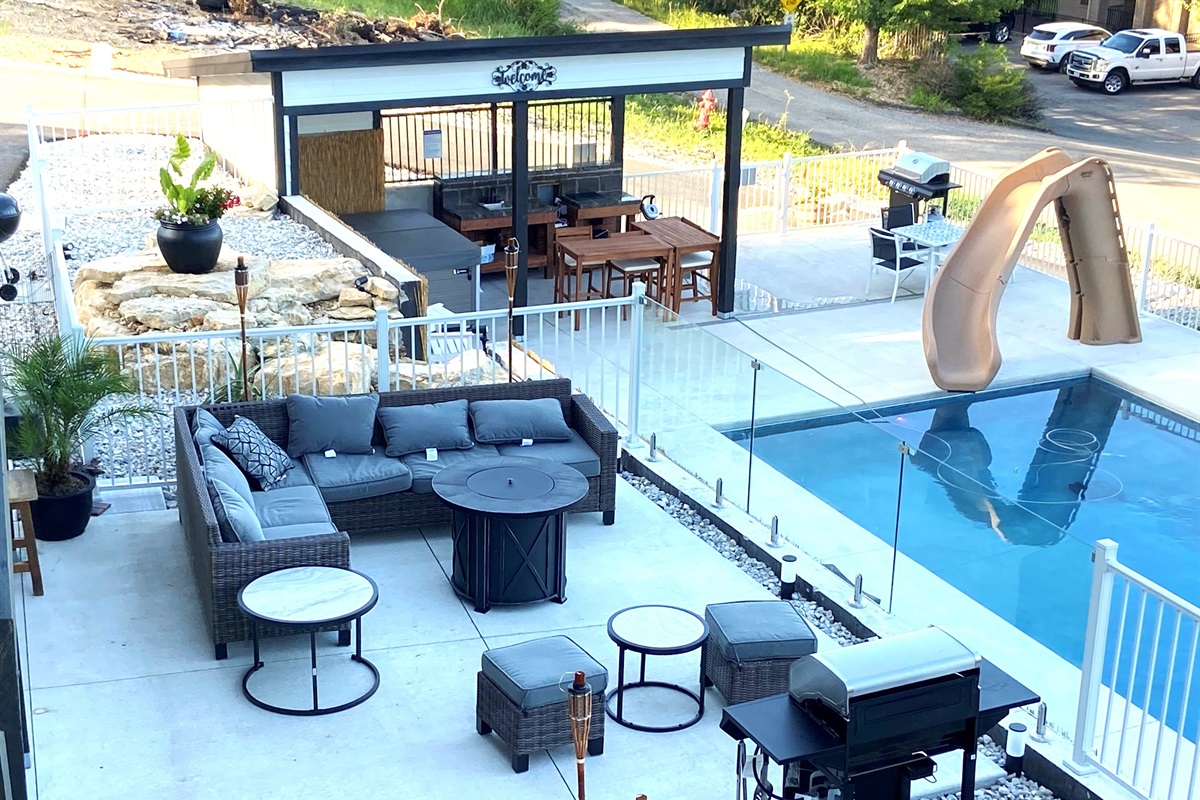 Glass Terrace Lounge