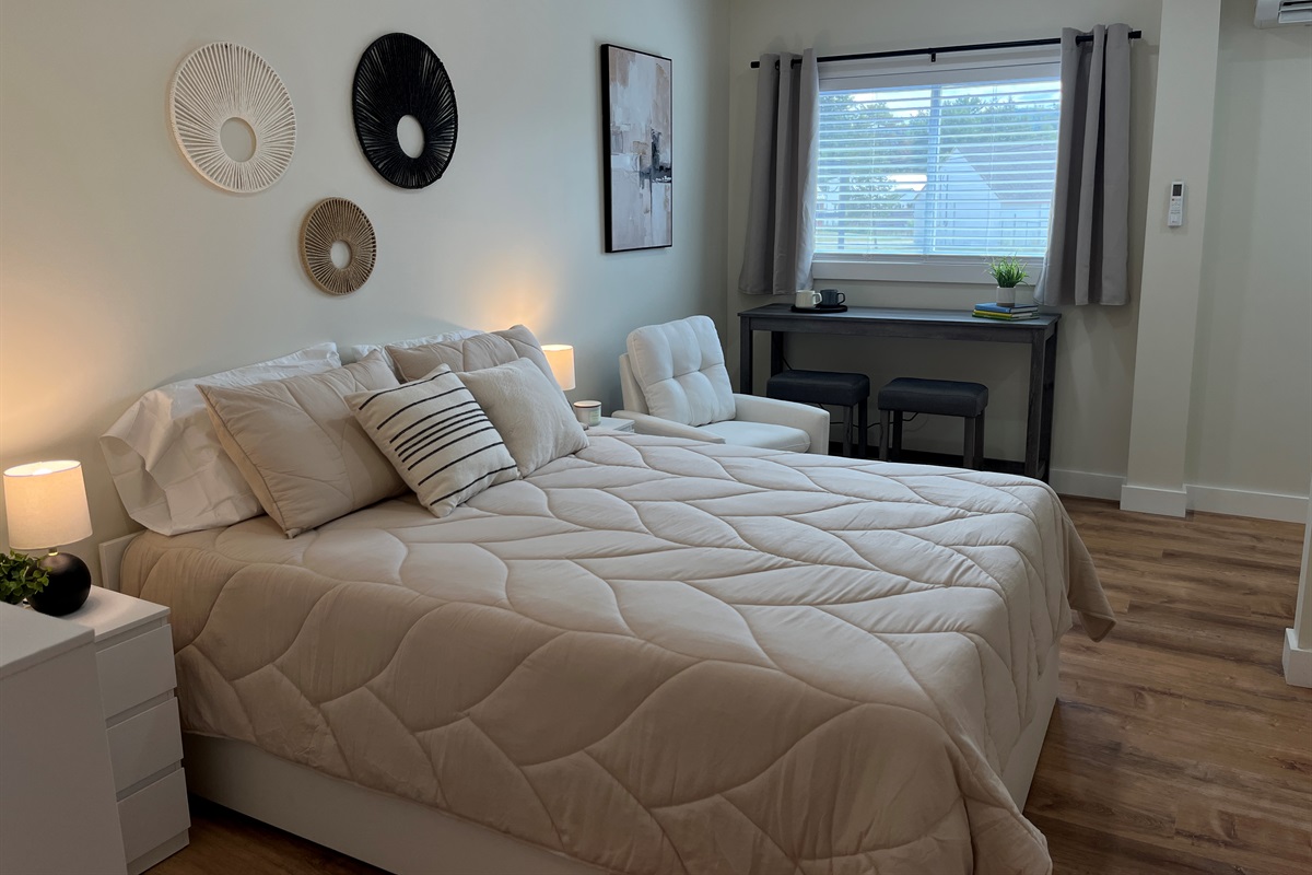 Queen bed in studio sleeping area