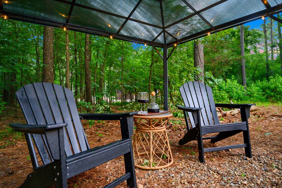 Outdoor Lounge: Sip wine under the stars in this inviting outdoor retreat nestled in nature!