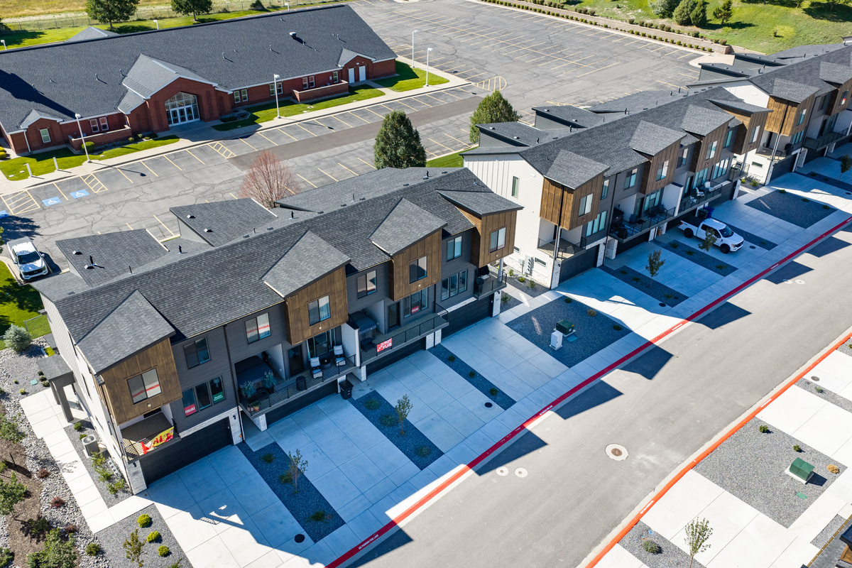 The surrounding townhome community offers a well-kept setting with wide-open Utah scenery nearby.