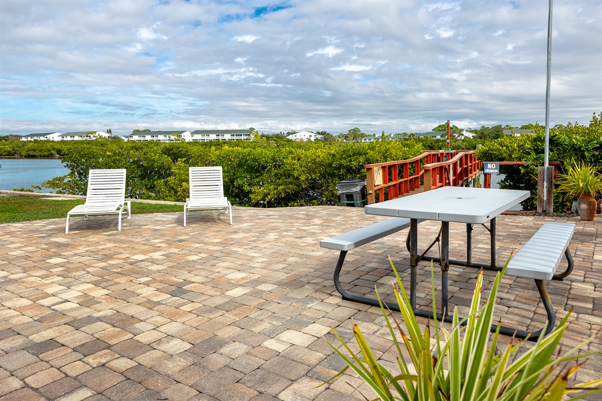 Outdoor Waterfront Dining 