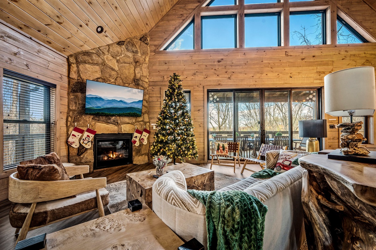 There’s nothing like Christmas in the Smokies 🎁 Cozy up by the fire, unwrap the view, and make new memories that feel like home. The Double Down is decked, twinkling, and ready for your holiday getaway!