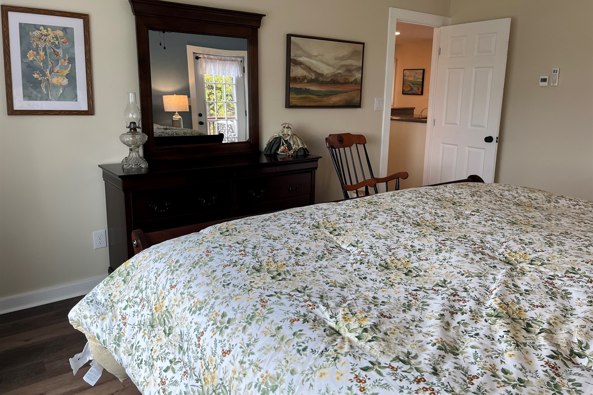 1st floor King with en-suite bath