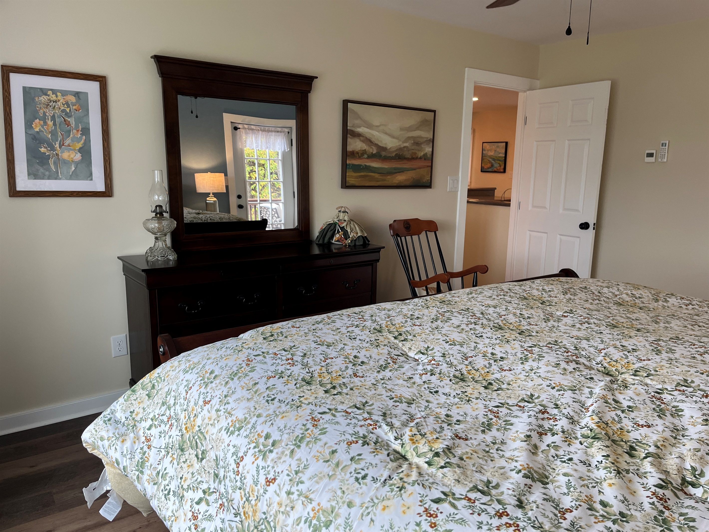 1st floor King with en-suite bath