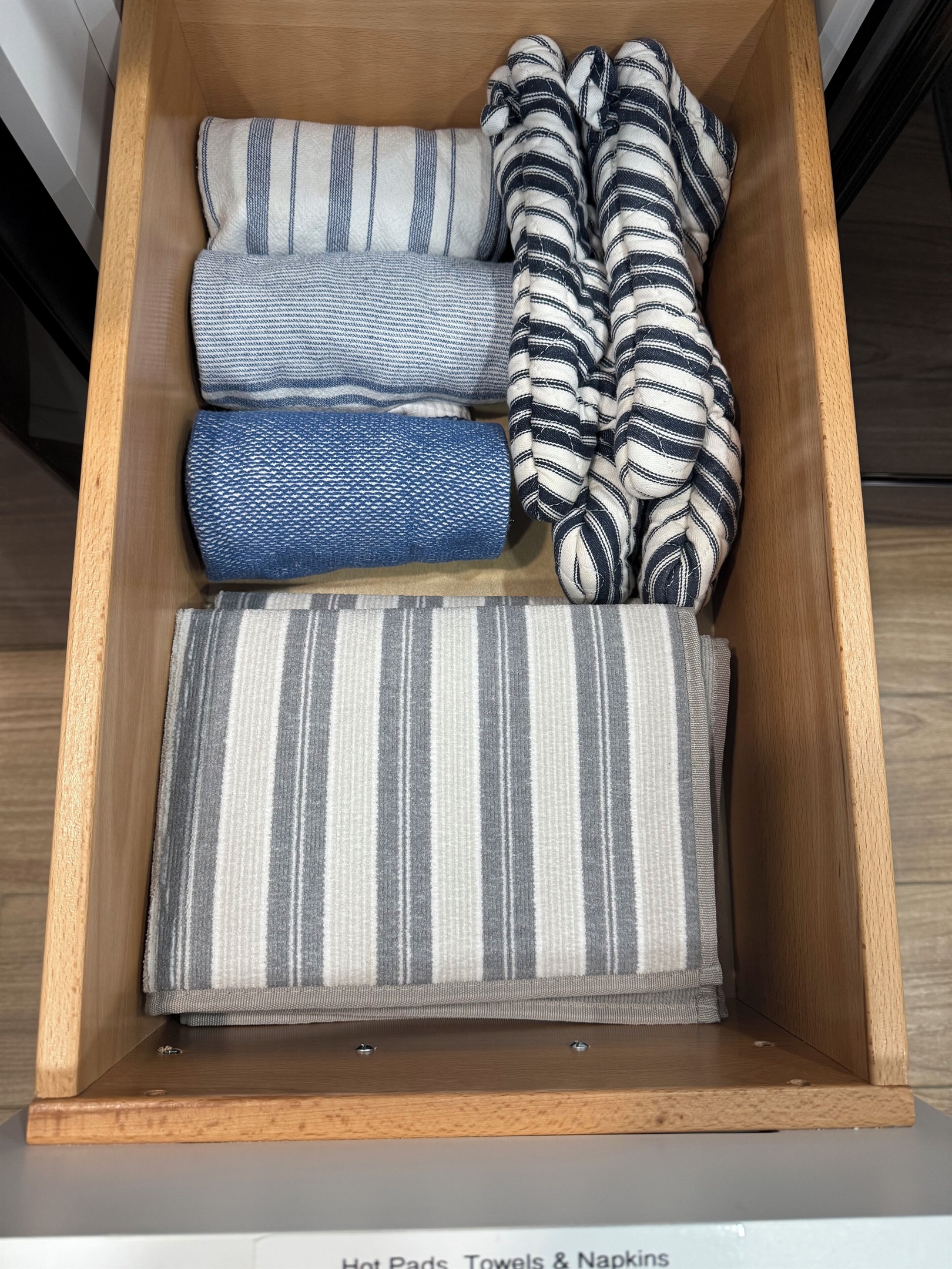 Williams Sonoma Kitchen Towels & oven mitts