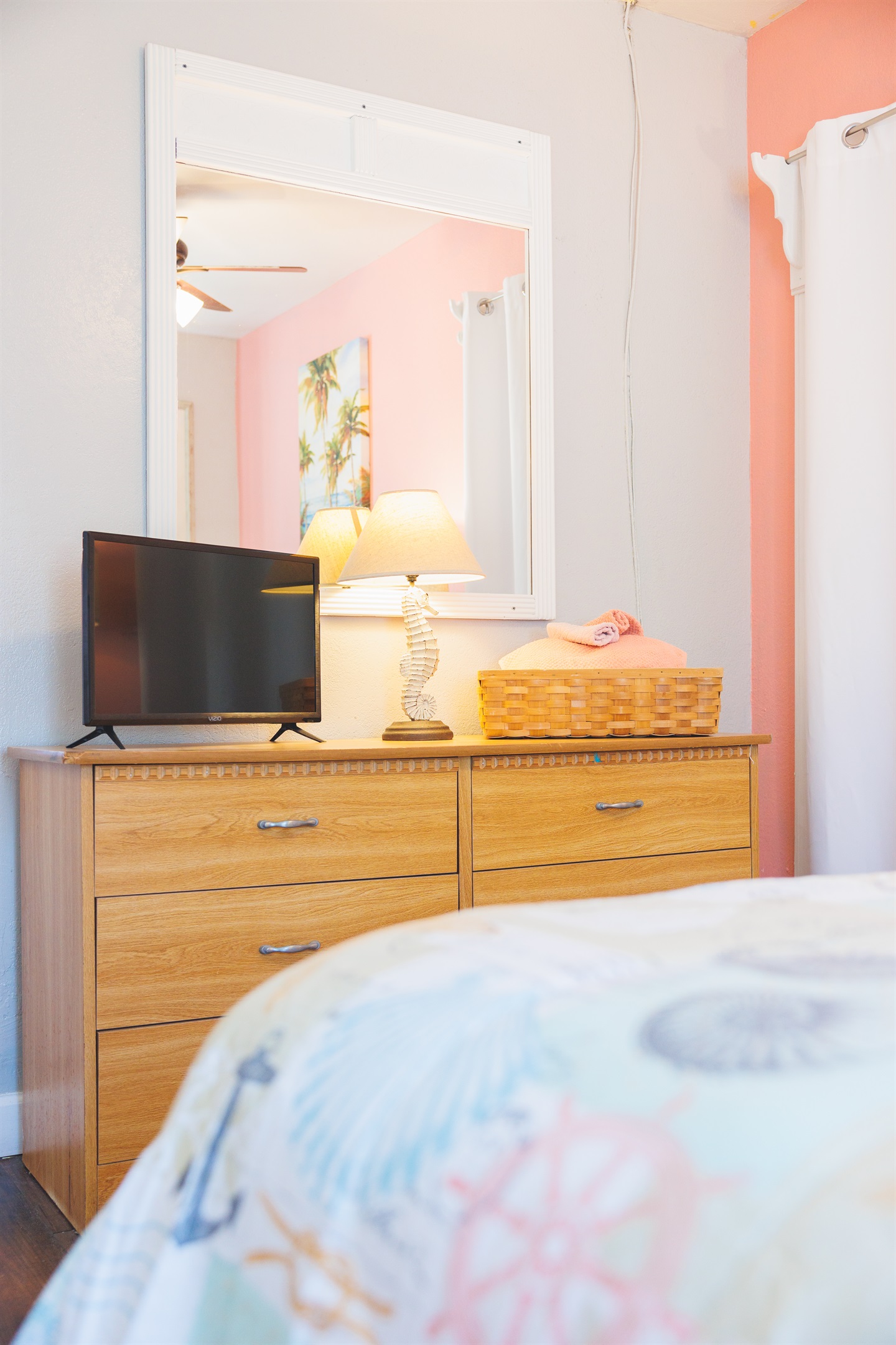 Seabreeze Queen bedroom with Smart TV, Linens for 2 and a walk in closet!