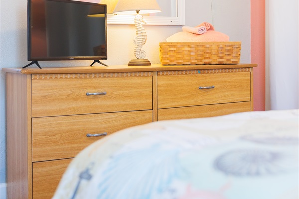 Seabreeze Queen bedroom with Smart TV, Linens for 2 and a walk in closet!