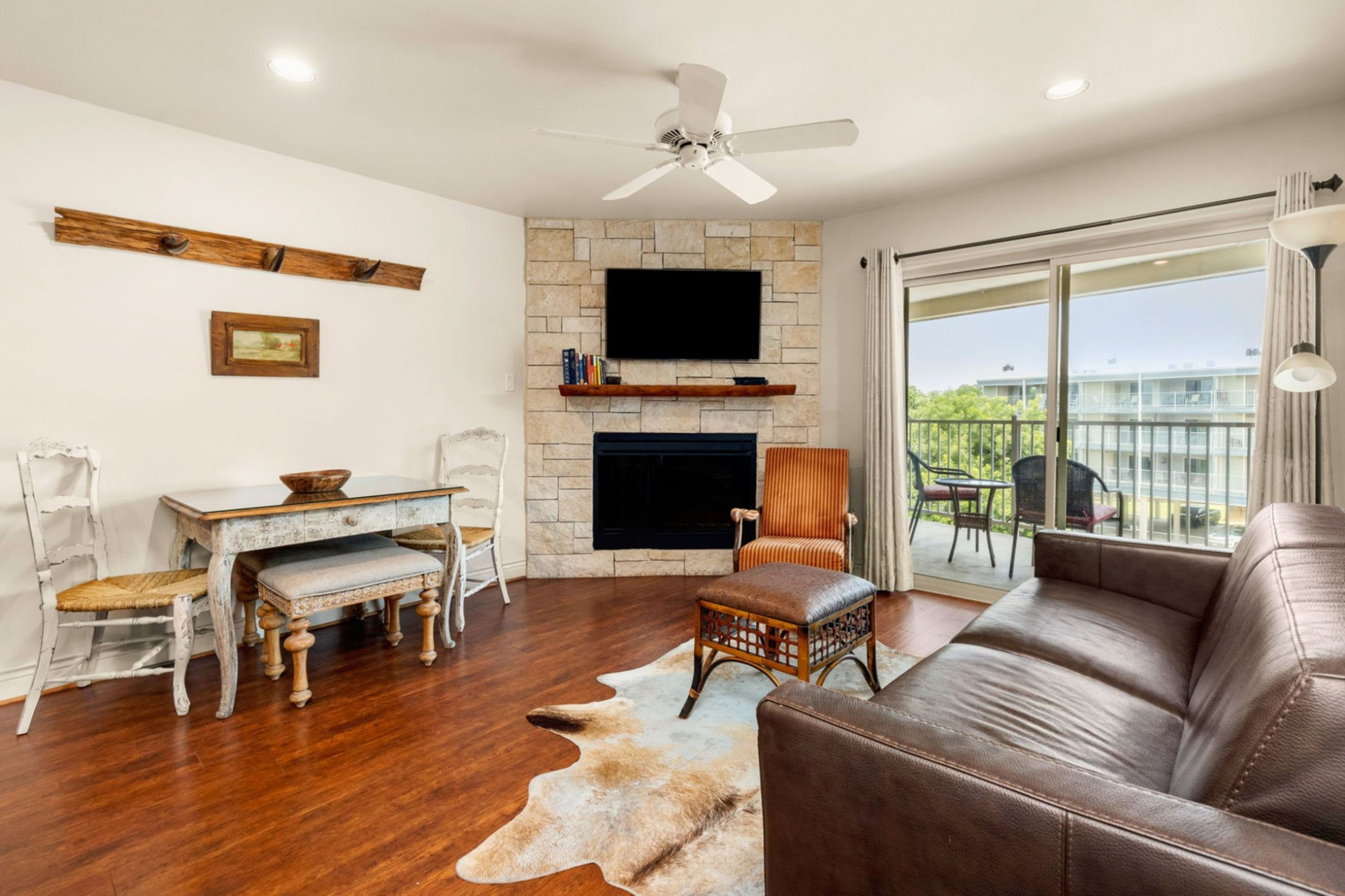 TV can be seen from kitchen and living area