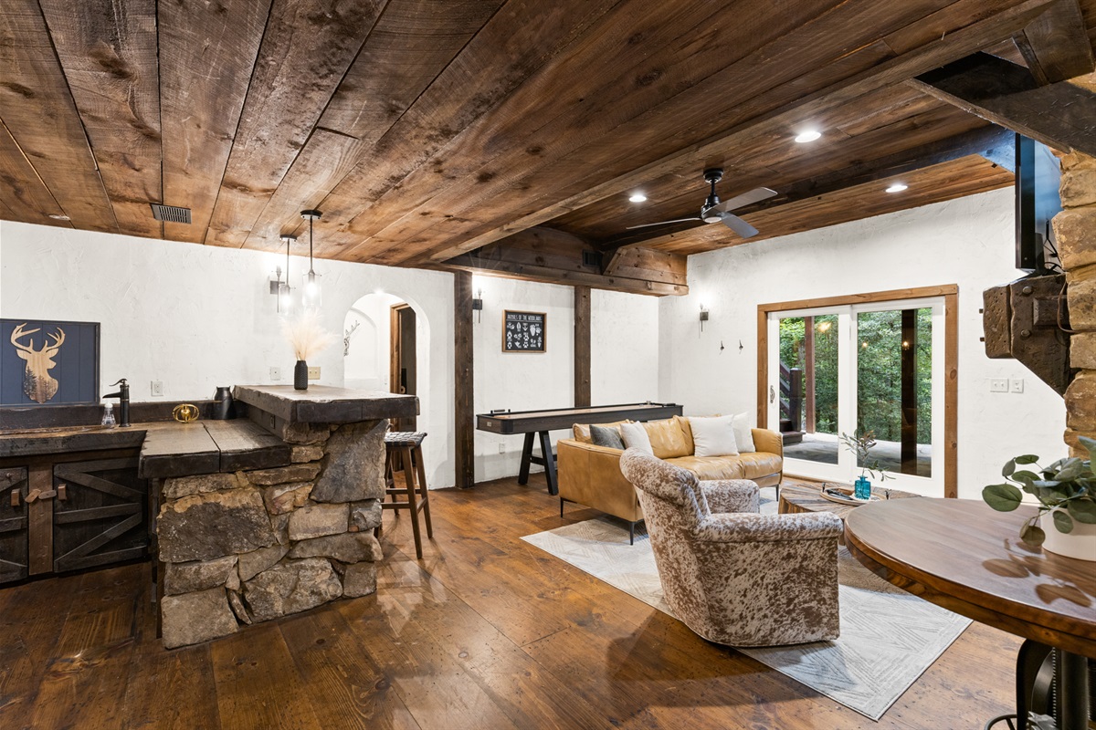 Leather, stone, and warmth. Rustic style in every corner.