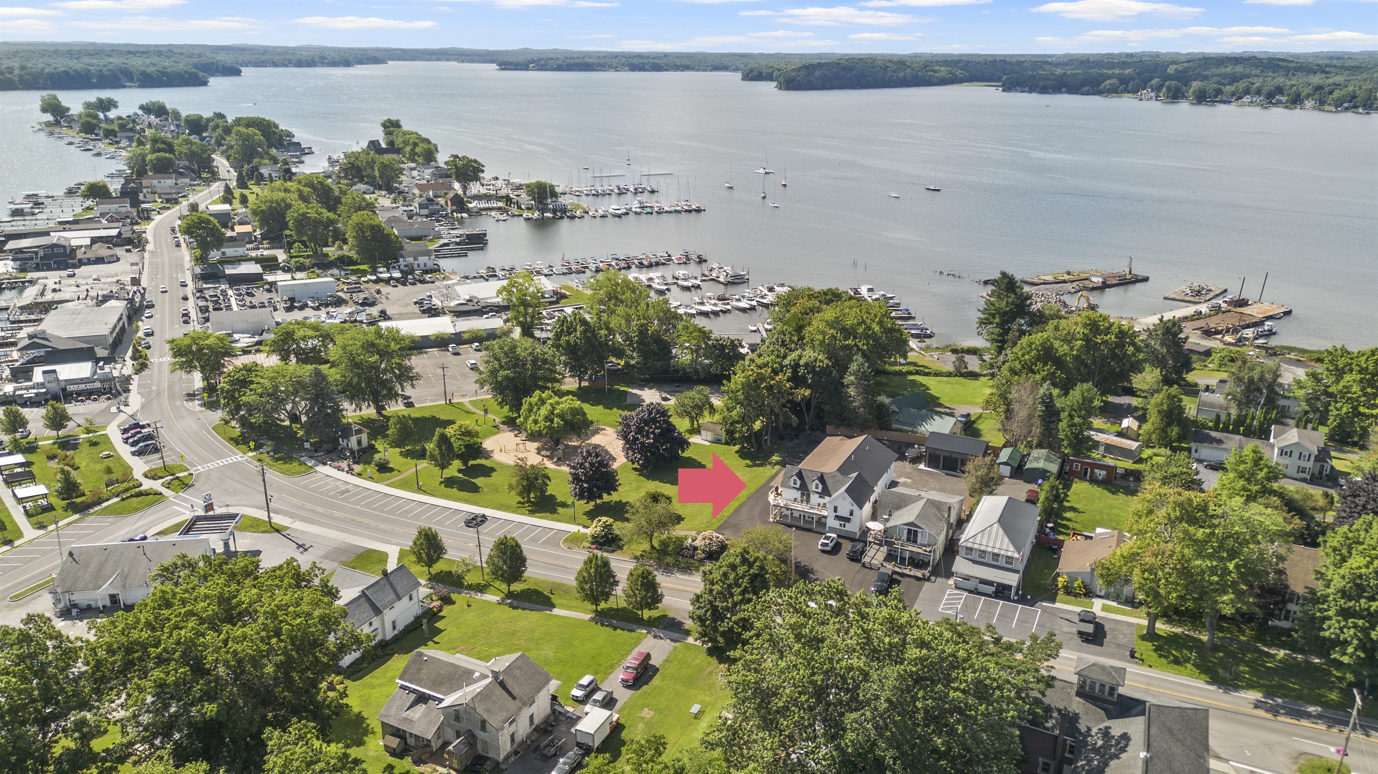 Walkable location, close to bay and all of the waterfront restaurants, bars and shops