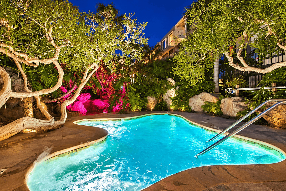 Relax in the hot tub at twilight. Adults only in this hot tub