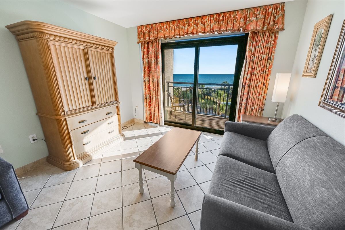 Living Room with Stunning Views🌊☀️