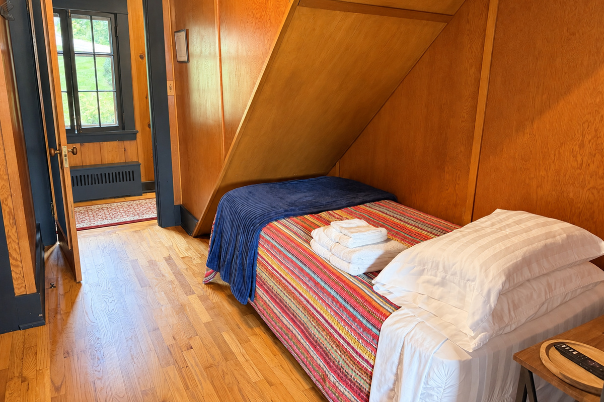 2nd Floor - 2 Bedroom Suite #2 - 1 twin bedroom