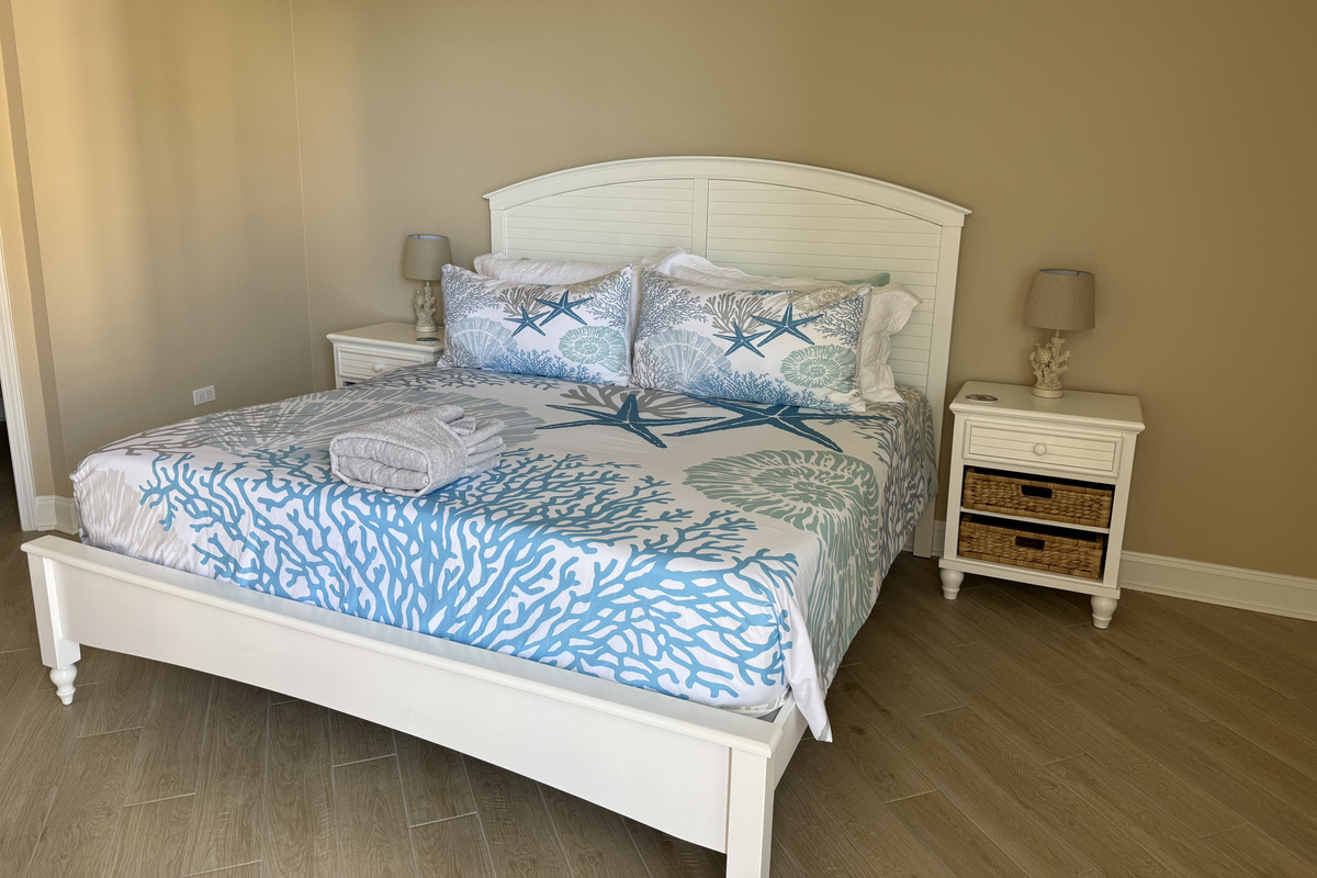 Primary Bedroom w/King Bed and En Suite Bath