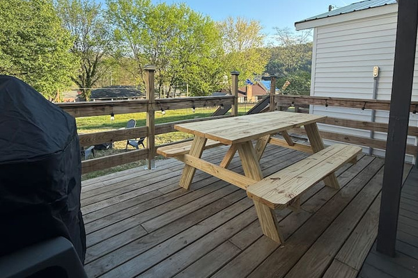 Large Outdoor patio eating area with bbq.(propane provided)