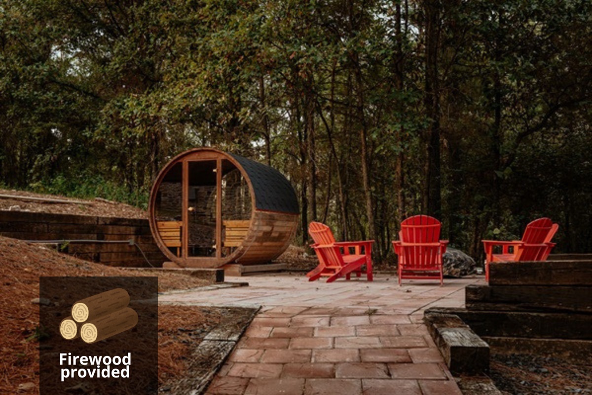 Unwind in the cozy barrel sauna or gather around the fire pit, surrounded by nature’s beauty. The perfect spot to relax after a day of exploring.