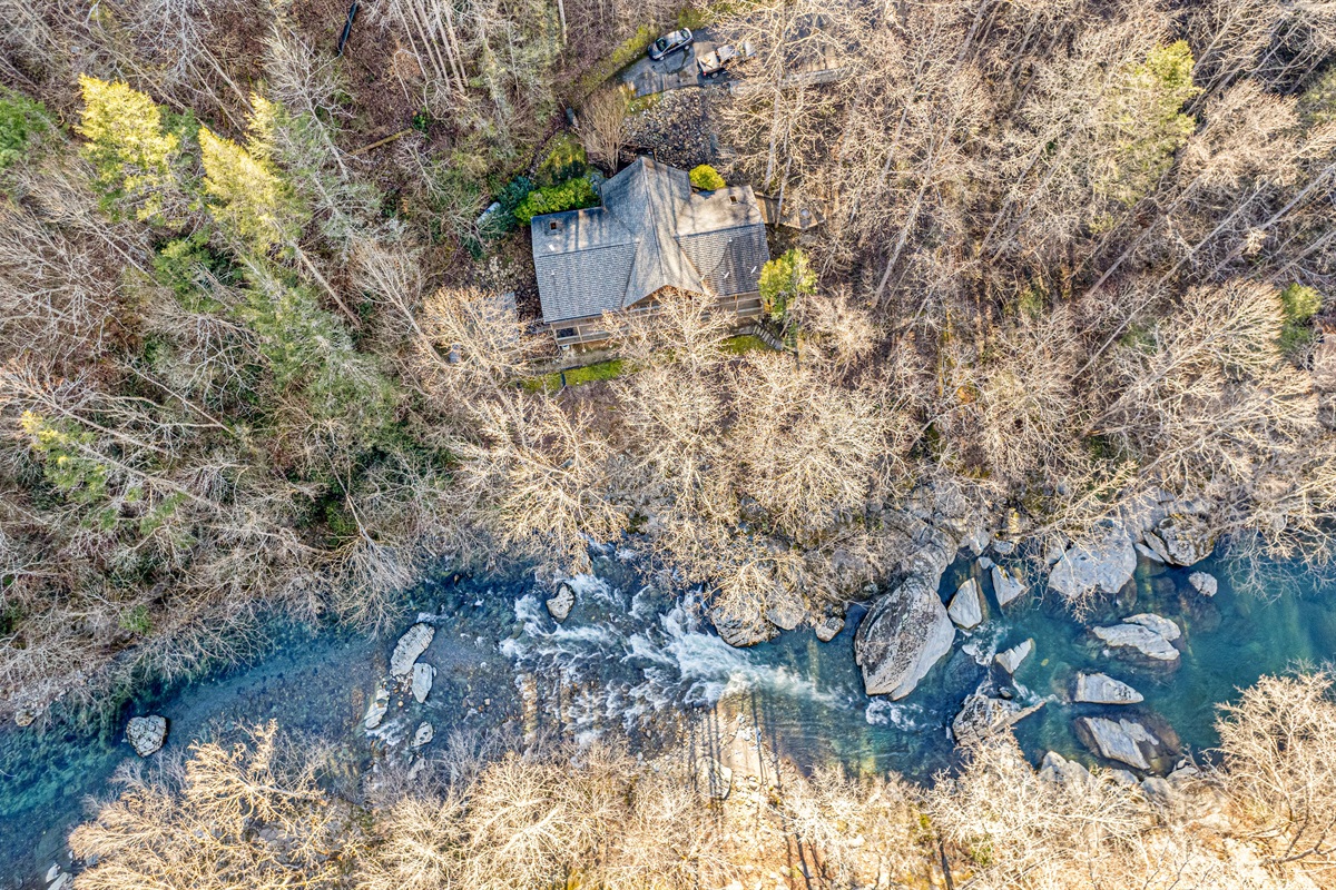 This is not cabin after cabin after cabin. No neighbors, it's serene here, it's the best. The lodge is on 3 acres.