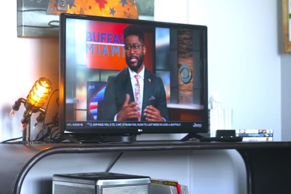 XBox One console with smart tv and antenna. 100+ XBox One games, 300+ movies, 300+ books. 