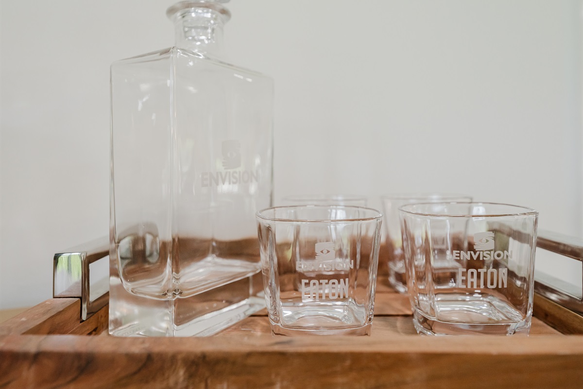 Thoughtfully styled bar setup with glass decanter and tumblers—perfect for relaxing drinks after a day on the course