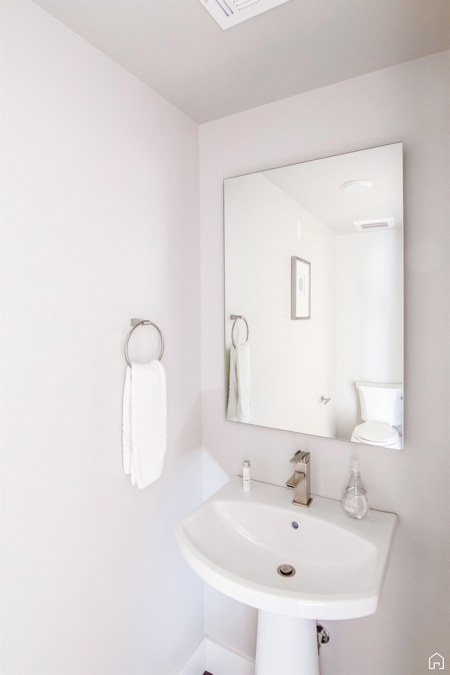 Guest bathroom 2 with toilet