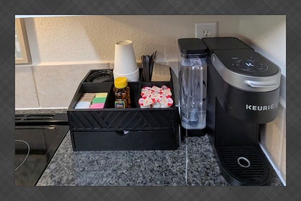 Stemless wine glasses, coffee mugs, kid cups, drinking glasses, and disposable cups are available in the drink station. 