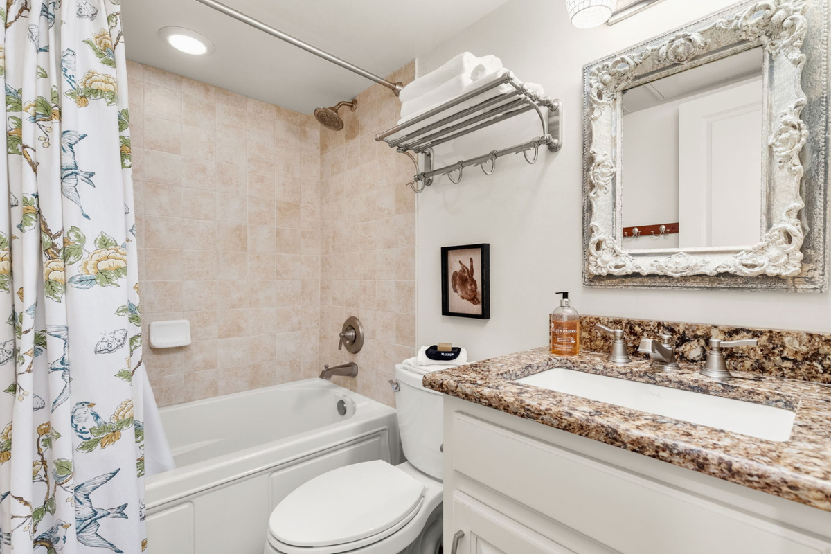 Secondary/guest bathroom with tub/shower combo