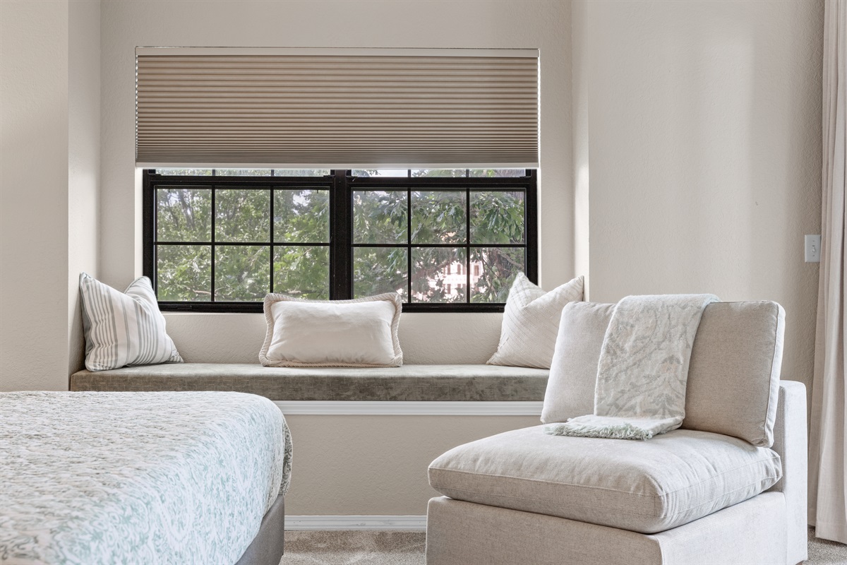🌙 A perfect blend of comfort and convenience—cozy linens, blackout shades, and plenty of storage space to make yourself at home.
