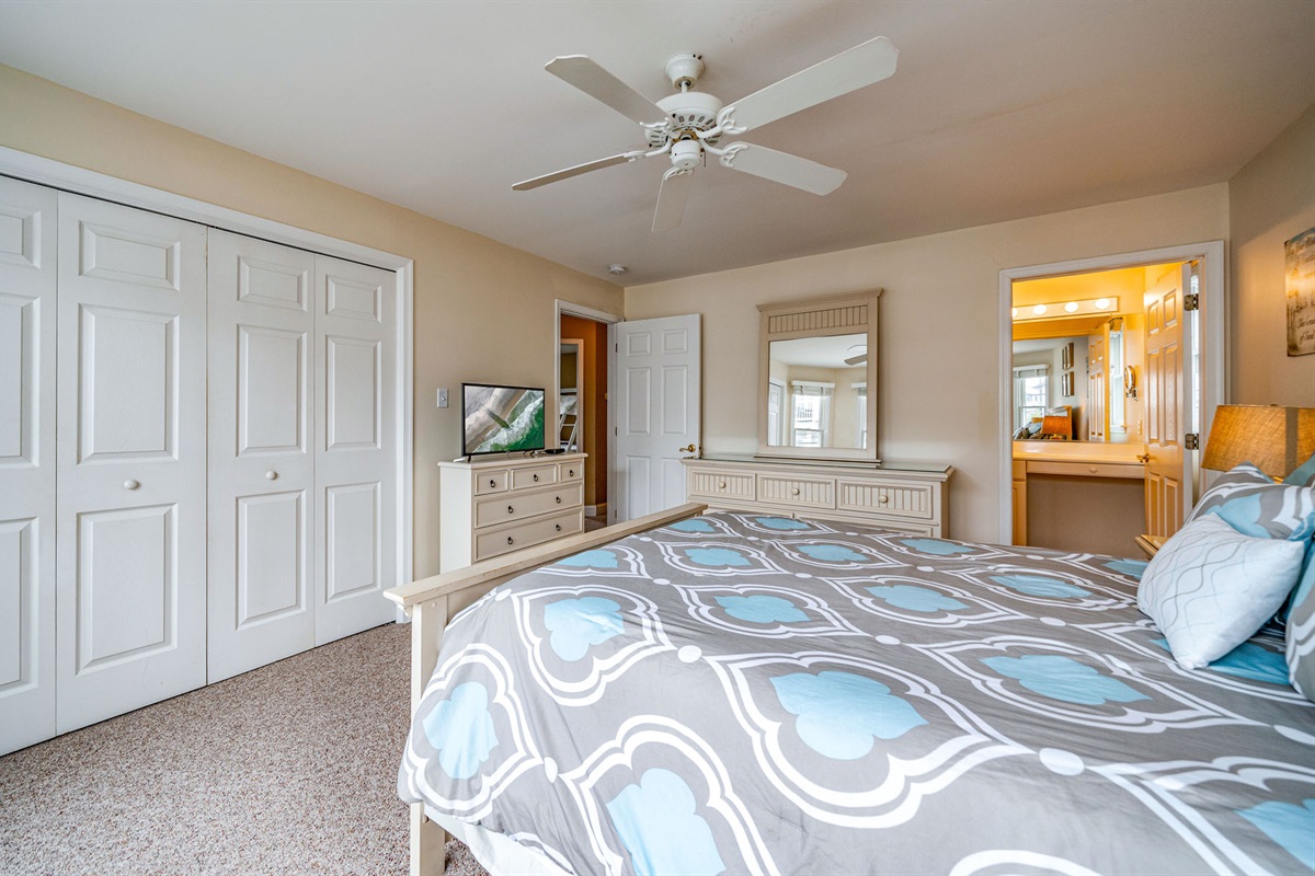 Queen sized bed and a flat screen TV