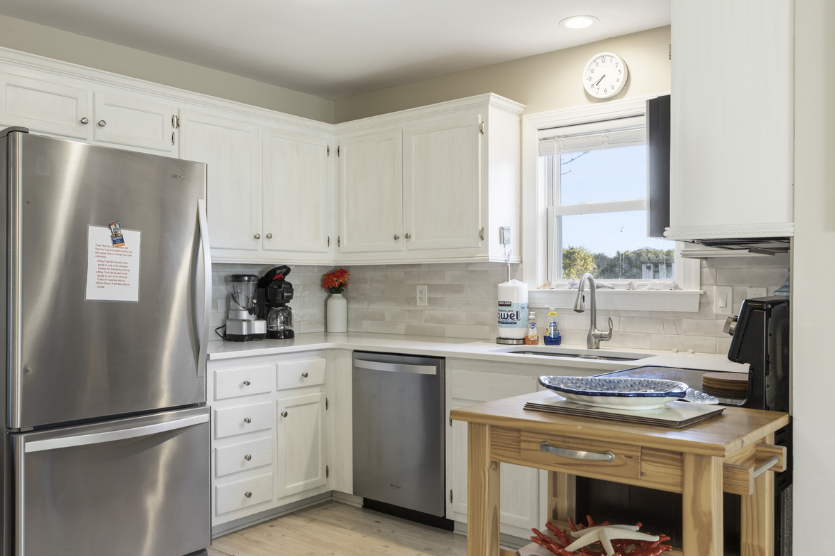 Bright and well-equipped kitchen