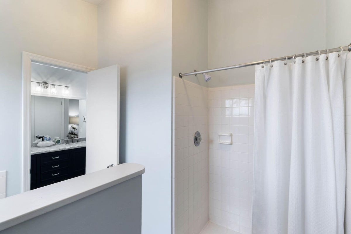 Take a long soak in the garden tub after the beach &mdash; the master bath is made for this kind of evening.