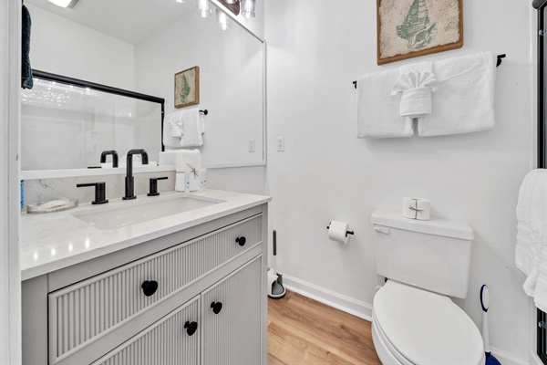 Ensuite bath for third-floor primary bedroom