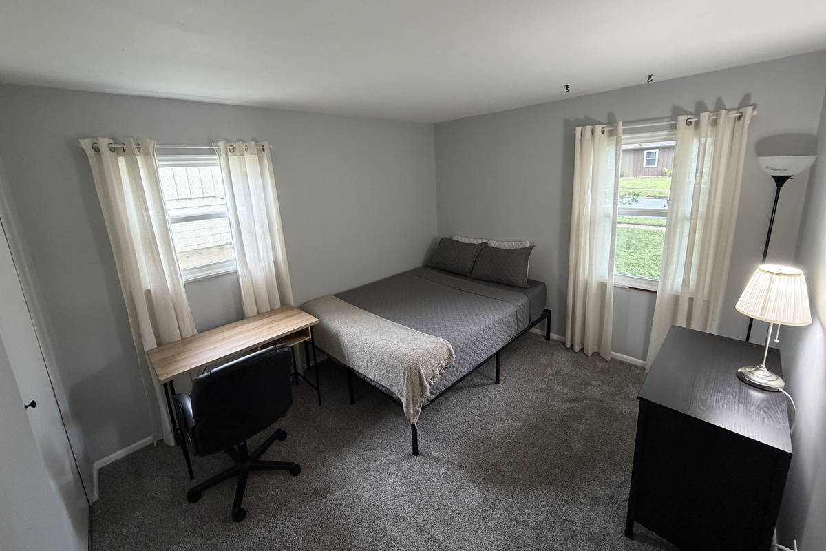 2nd Bedroom w/ Queen Bed and desk