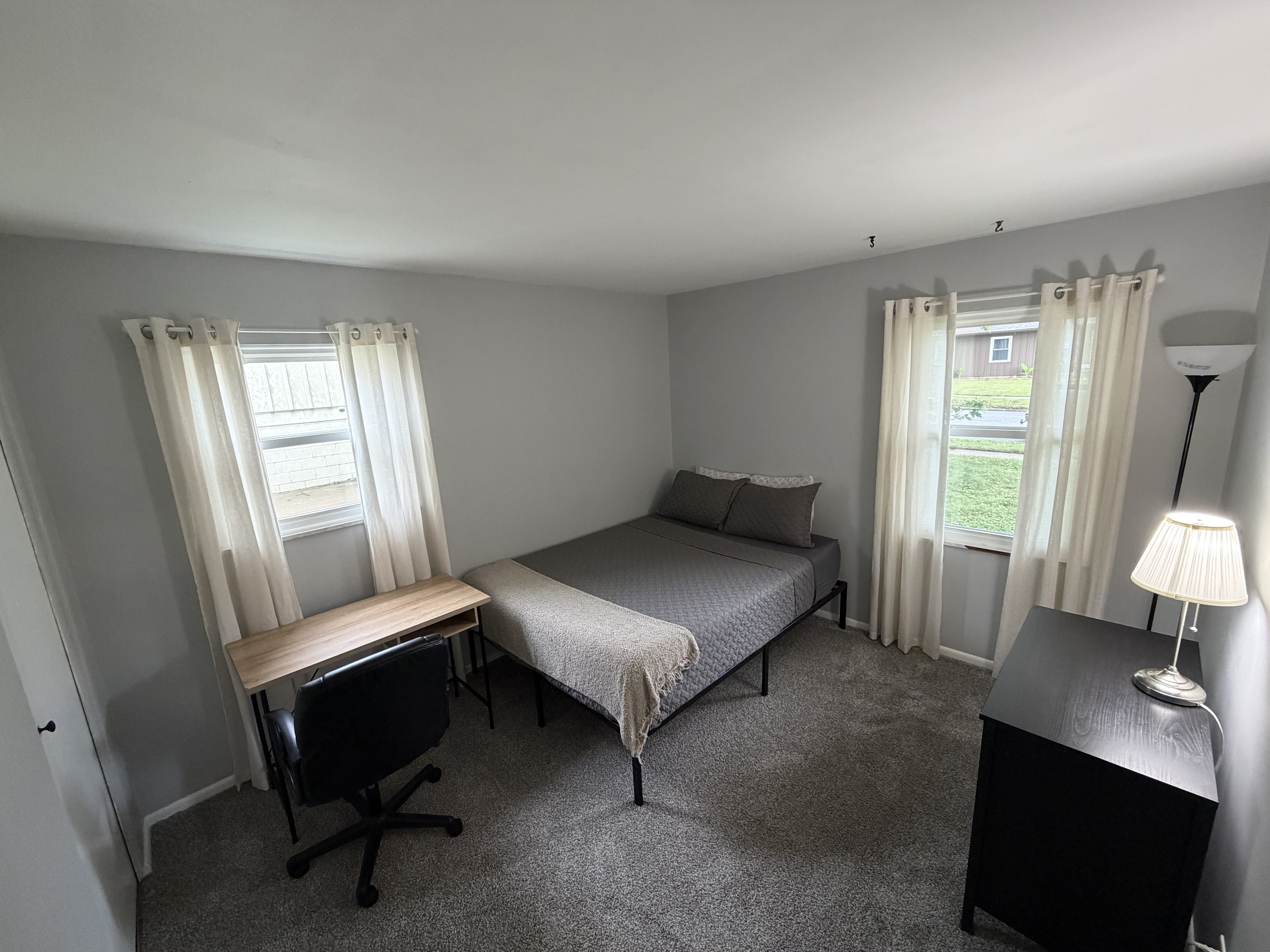 2nd Bedroom w/ Queen Bed and desk