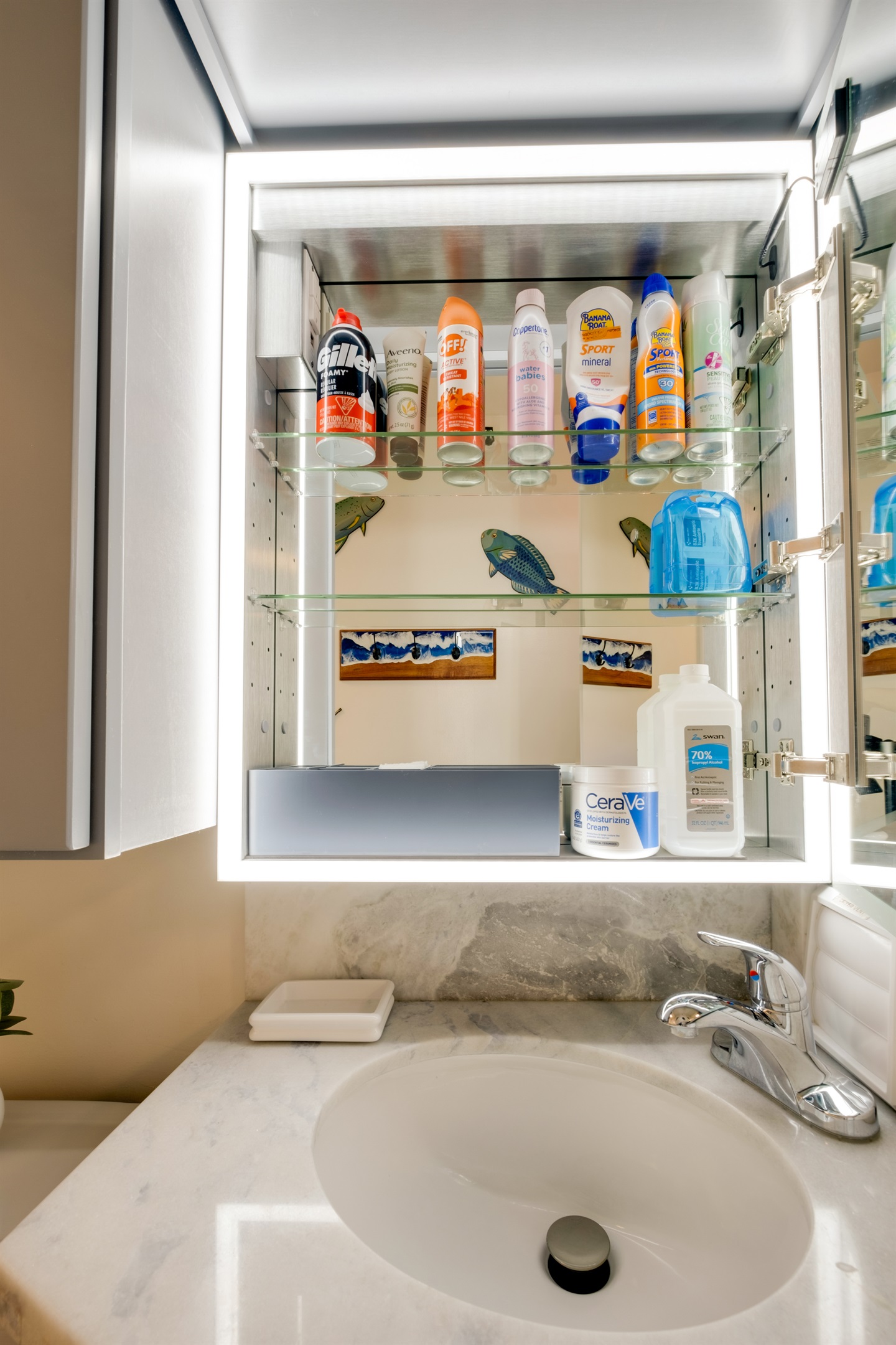 Every detail is prepared for your comfort — from sunscreen to essentials, this well-stocked space ensures a worry-free island stay. Thoughtful amenities let you focus on what matters most: relaxing and enjoying Waikīkī.