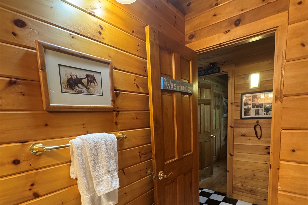1st floor bathroom with tub/shower