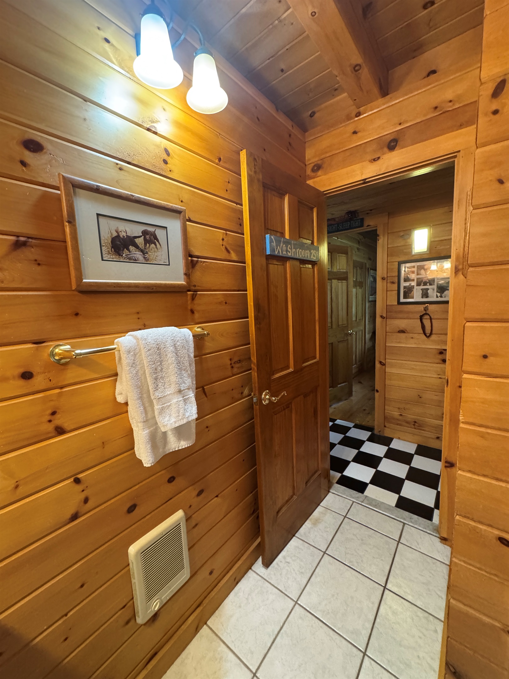 1st floor bathroom with tub/shower