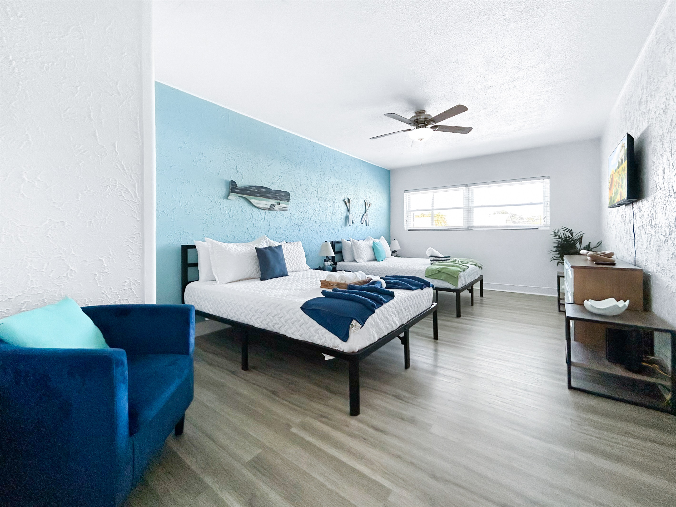 🐳 “Whale Room” sleeps 4 — biggest bedroom. Two queen beds.