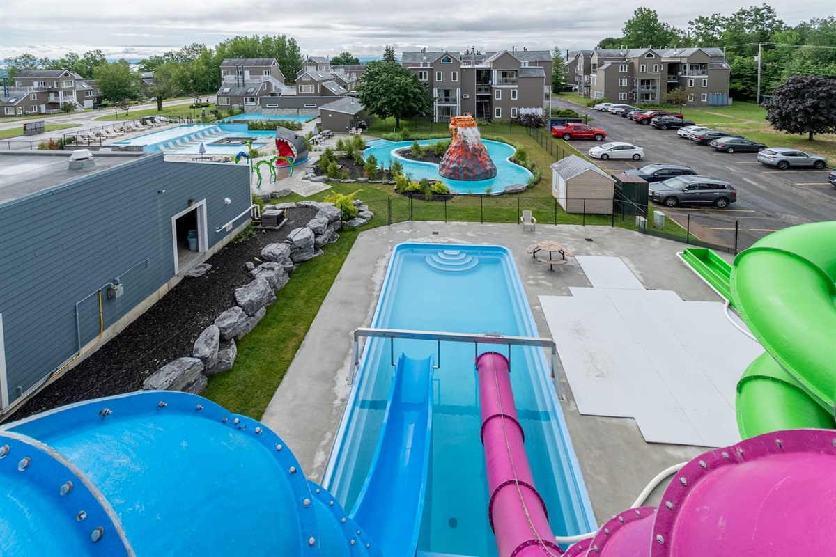Gratuit sur le site même, en  période estivale :
Parc aquatique avec glissades, plusieurs piscines, jeux d'eaux, etc.
