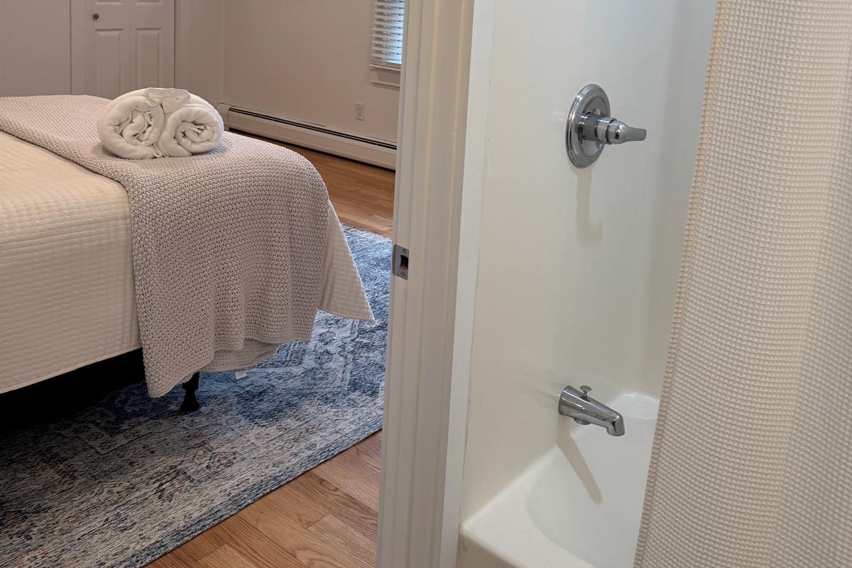 En-suite bath in 1st floor Queen w/ tub/shower