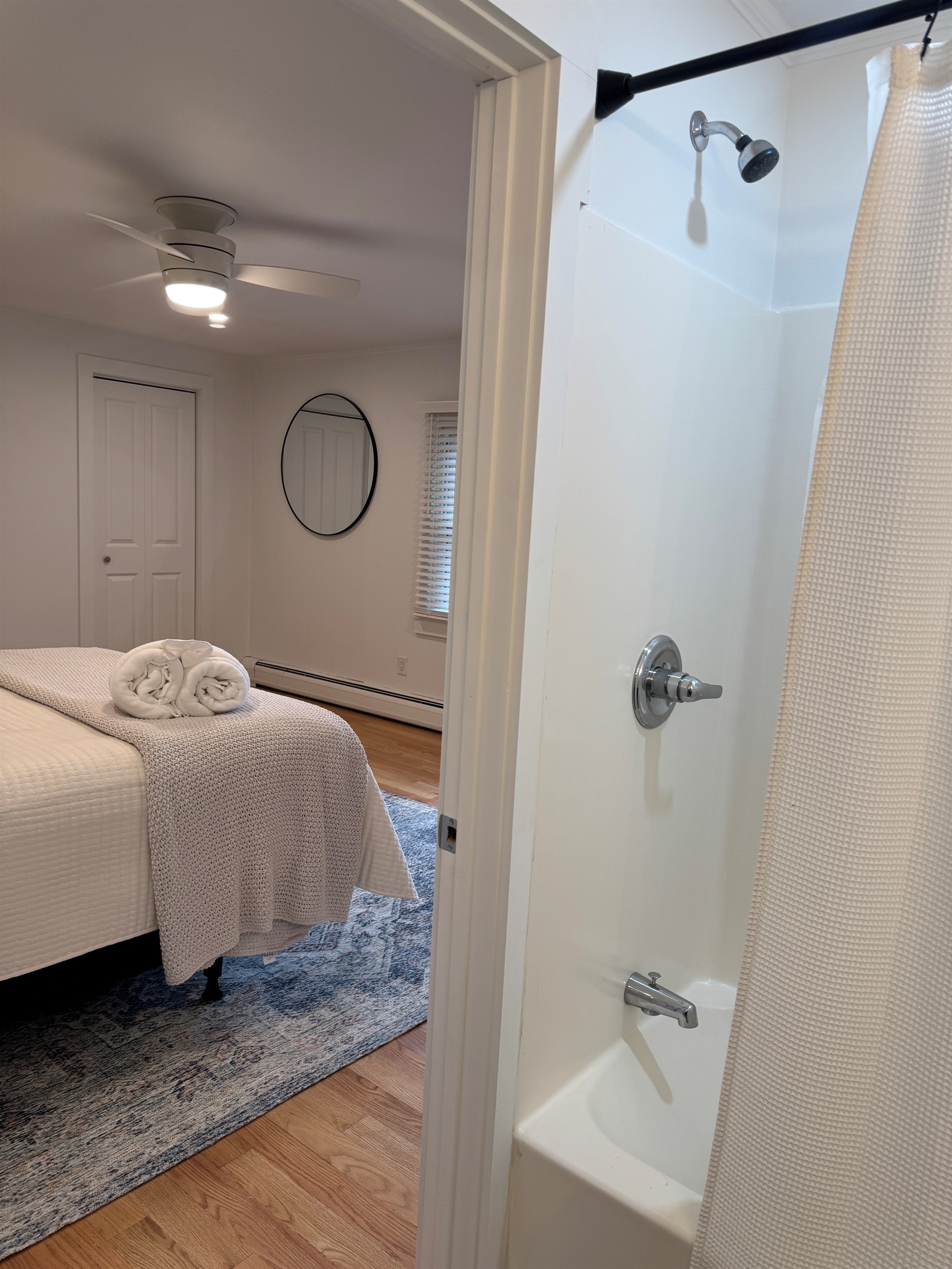 En-suite bath in 1st floor Queen w/ tub/shower