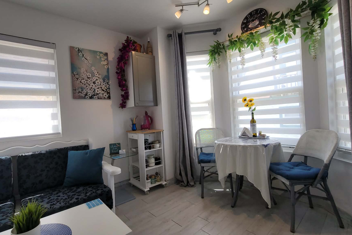 Cozy Living and dining area