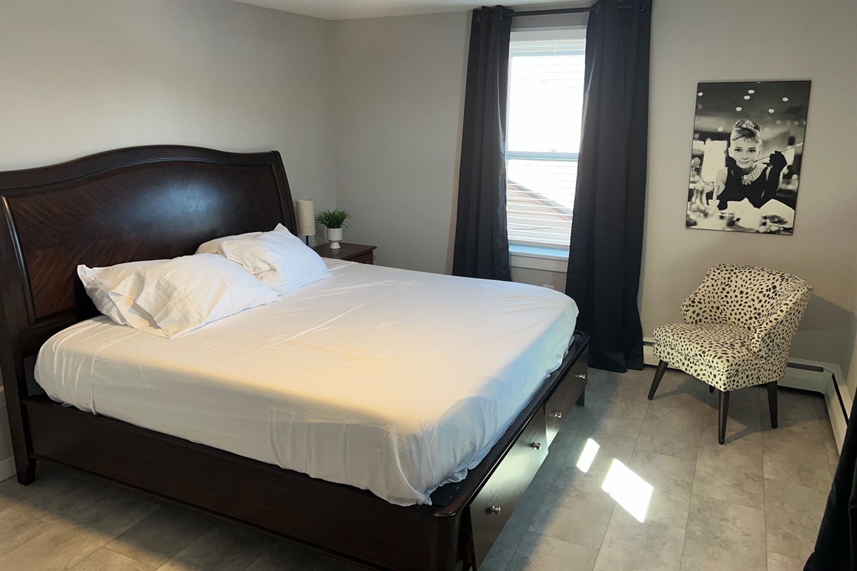 Bedroom 2 (king bed)