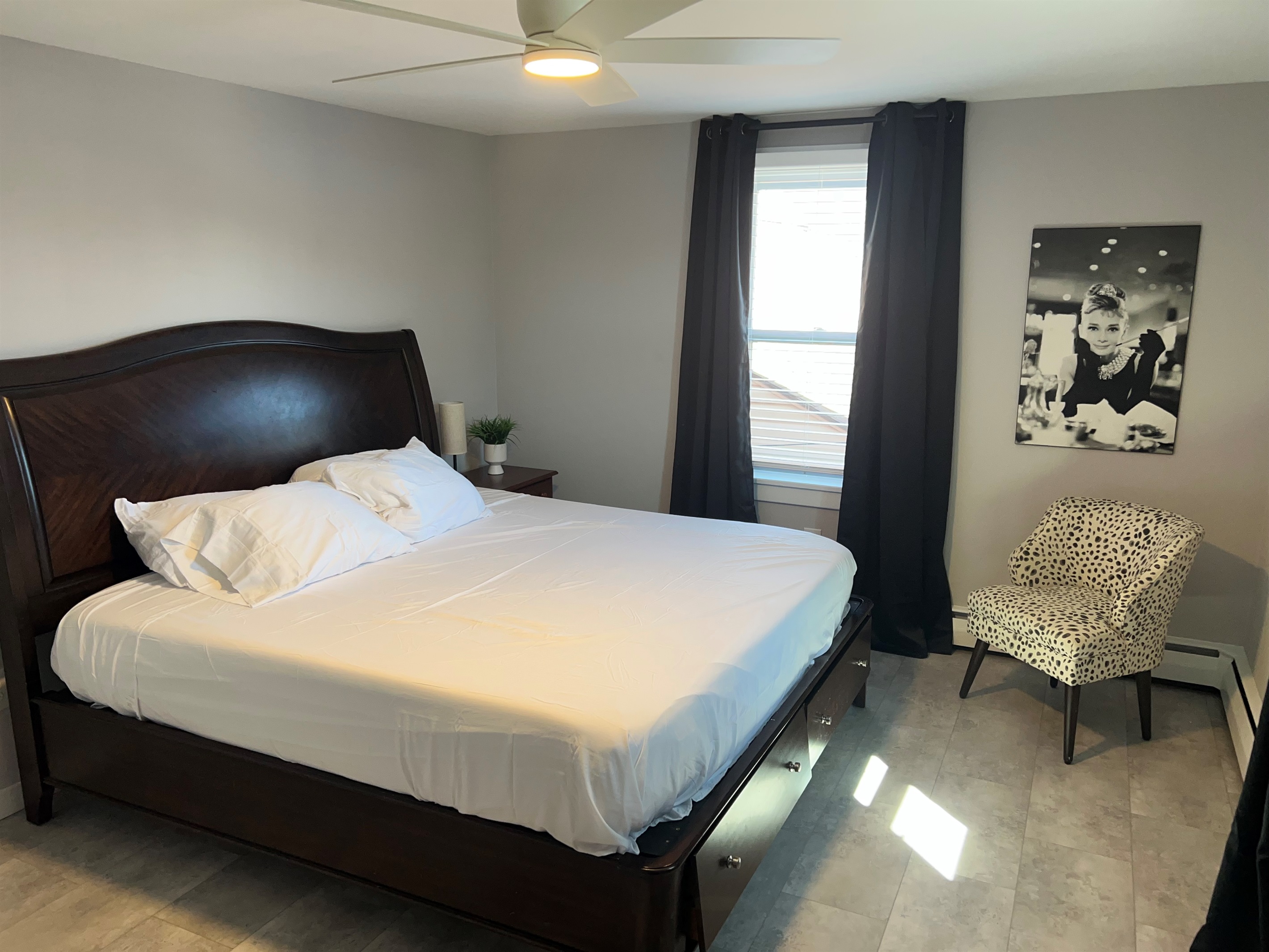 Bedroom 2 (king bed)